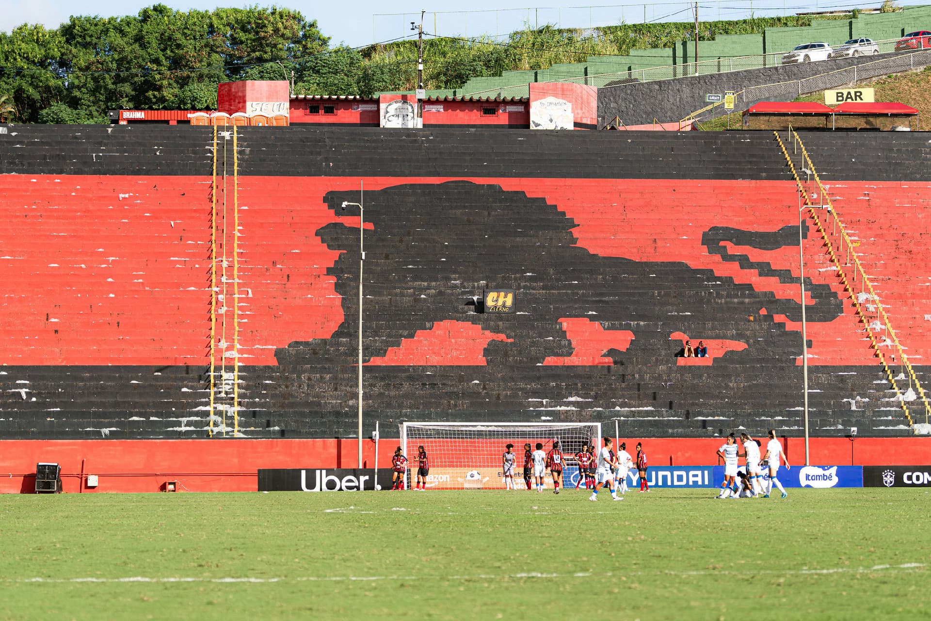 Jogadoras do Vitória em partida no estádio Barradão