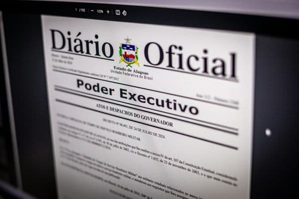 Fachada de batalhão da Polícia Militar de Alagoas com candidatos em processo seletivo