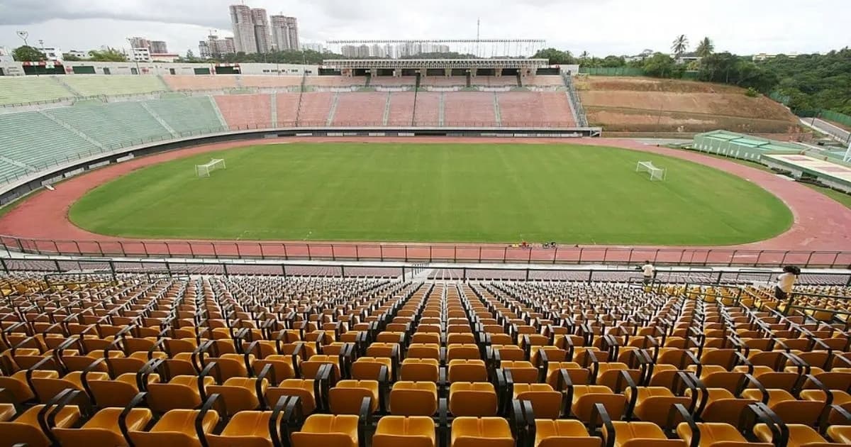 Vista do gramado do Estádio Roberto Santos, o Pituaçu, em Salvador, durante obras de modernização