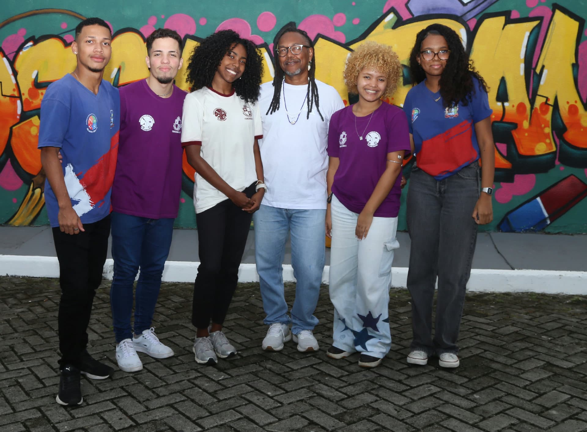 Jovens eleitores de 16 e 17 anos com título de eleitor nas mãos, prontos para votar nas eleições de 2026 na Bahia