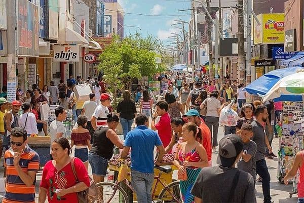 Torcedores assistem a jogo da Copa do Mundo em bar com decoração verde e amarela