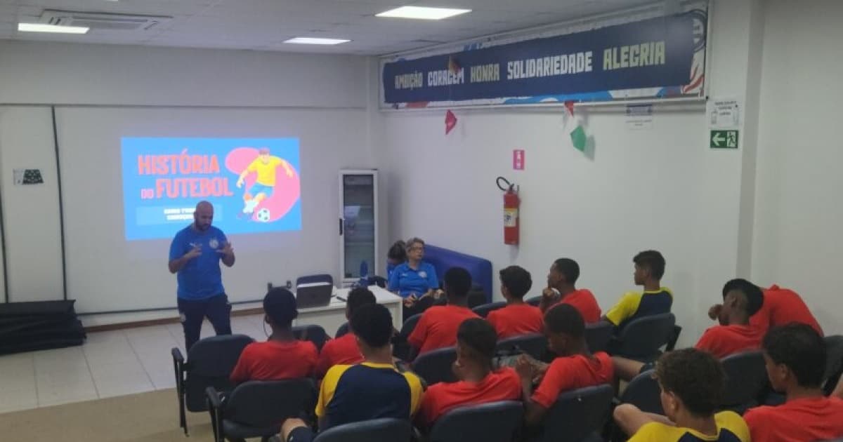 Atletas da base do EC Bahia em atividade educacional no CT Evaristo de Macedo