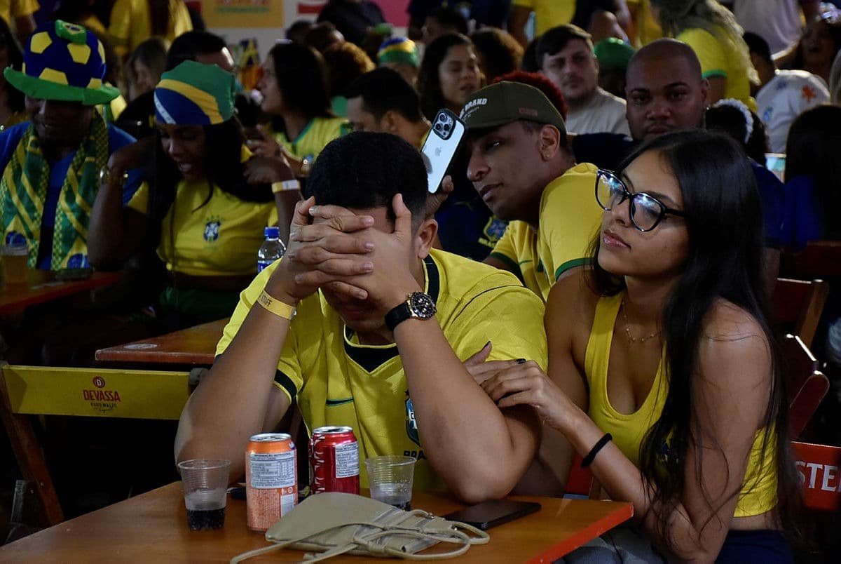 Bar lotado com telão transmitindo jogo da Copa do Mundo no Brasil