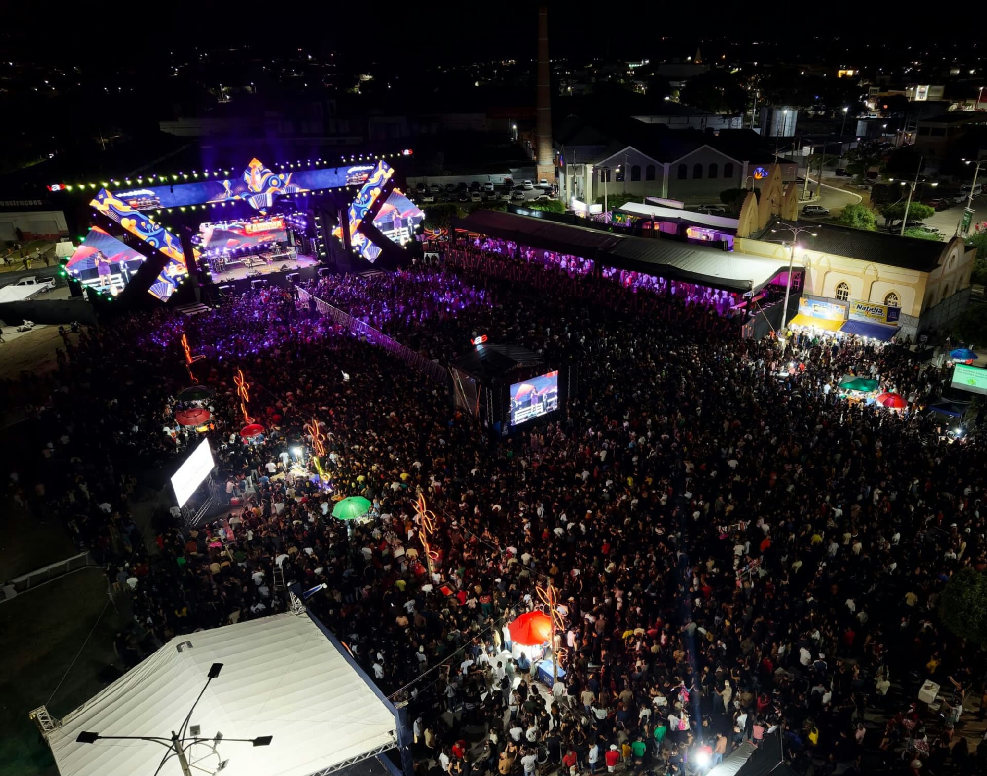 Público lotando a Praça Nossa Senhora do Rosário durante o Pedra Fest 2026 em Delmiro Gouveia, Alagoas