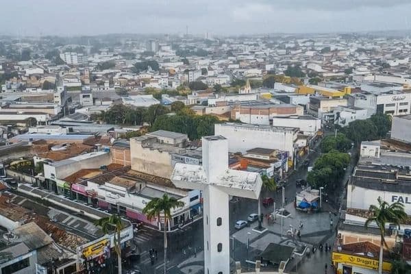 Céu nublado sobre área urbana de Arapiraca, Alagoas, com pouca chuva