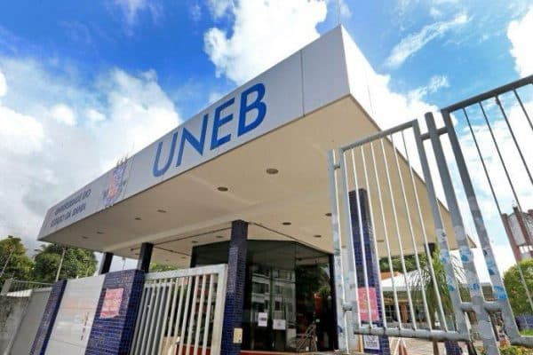 Estudantes em sala de aula em campus universitário da UNEB na Bahia
