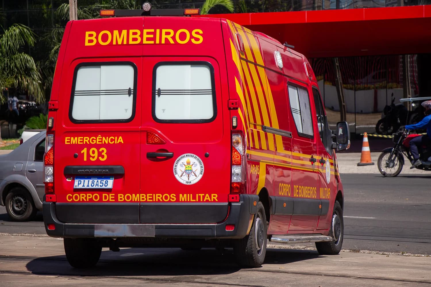 Viatura do Corpo de Bombeiros Militar de Alagoas em operação de resgate noturno
