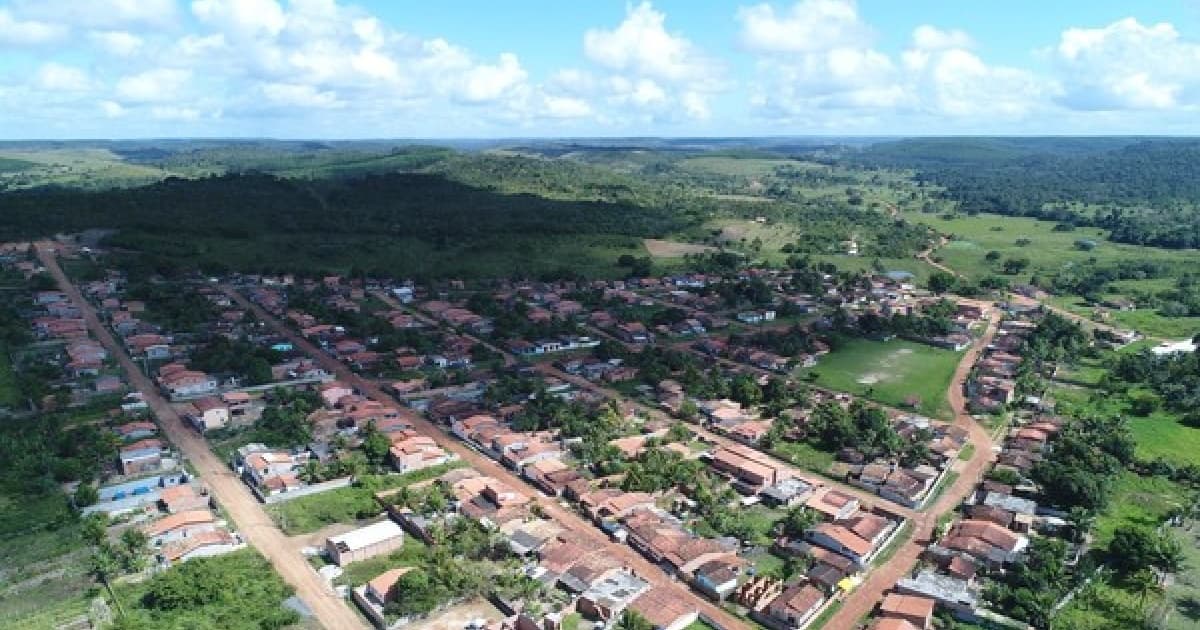 Bomba de combustível em posto de gasolina, simbolizando o abastecimento irregular com dinheiro público em Itanagra-BA
