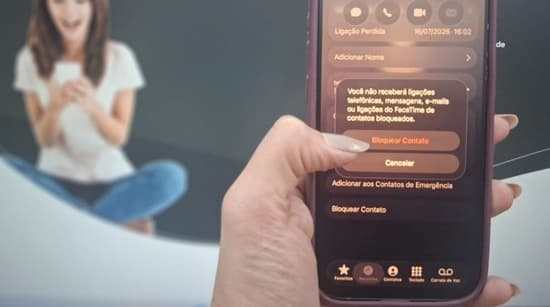 Pessoa segurando celular com ligação de número desconhecido na tela