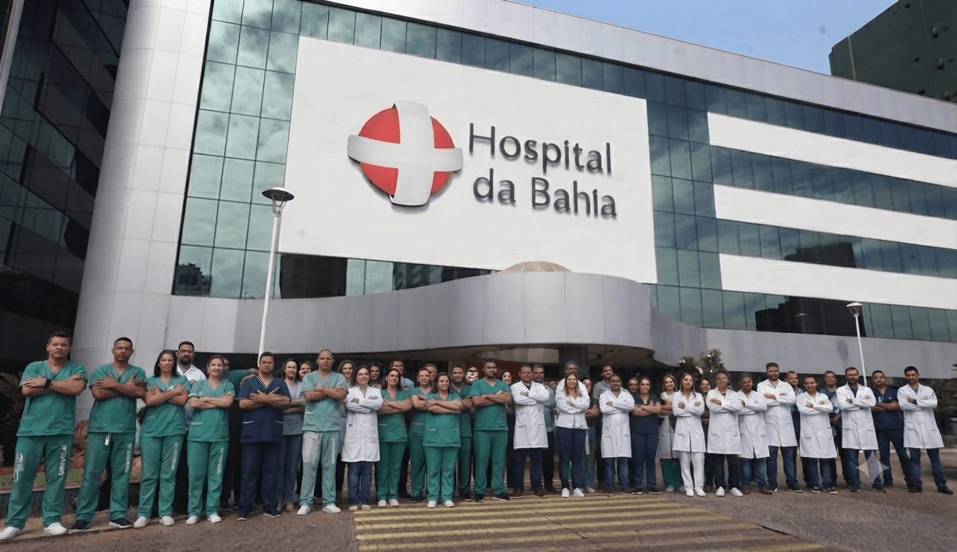 Sala de tomografia computadorizada em hospital, com equipamento de grande porte e maca ao centro