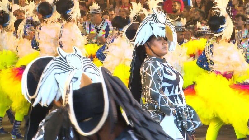 Bastidores da quadrilha Luar do Sertão com integrantes em figurinos coloridos antes de entrar na arena do São João