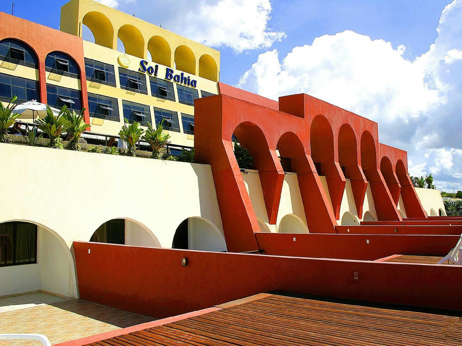 Vista externa do antigo Hotel Sol Bahia Atlântico em Patamares, Salvador