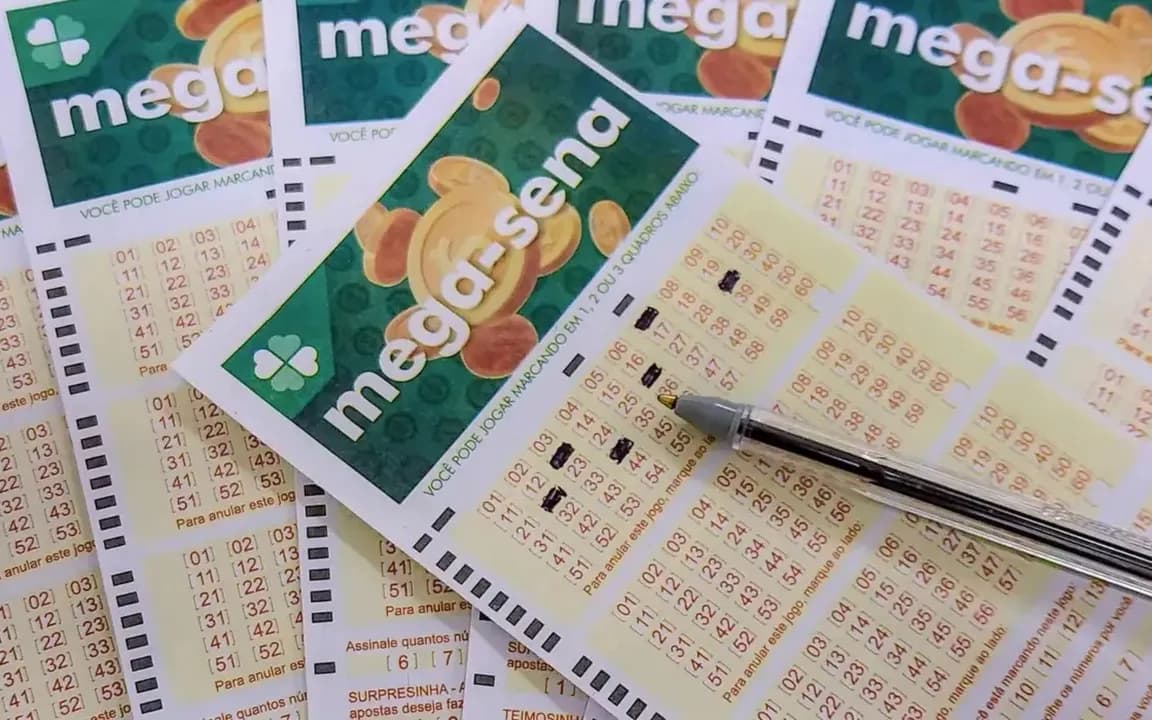 Volante da Mega-Sena preenchido com números marcados