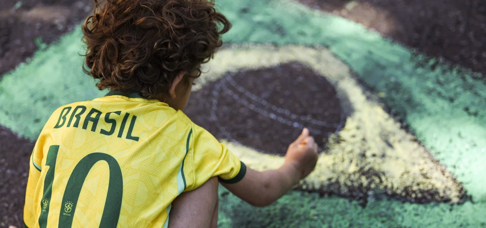 Torcedores assistem a jogo da Seleção Brasileira em telão durante a Copa do Mundo