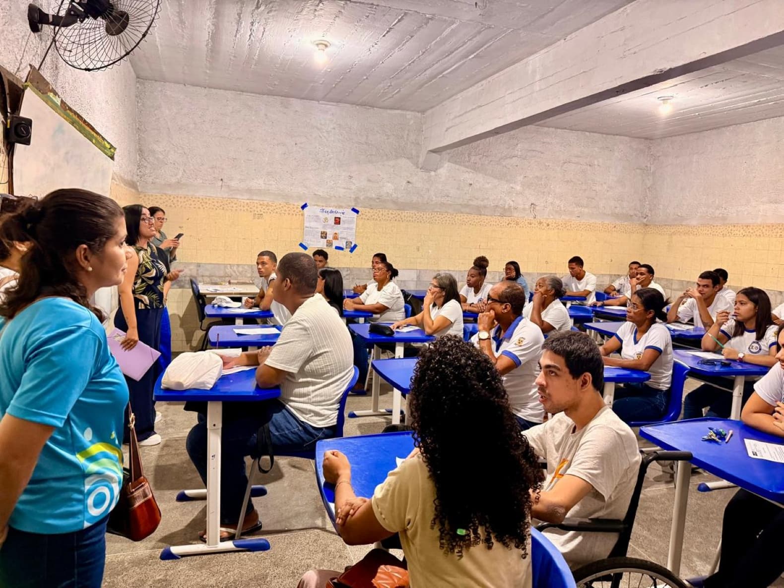 Estudantes adultos em sala de aula da rede pública municipal de Itabuna, Bahia