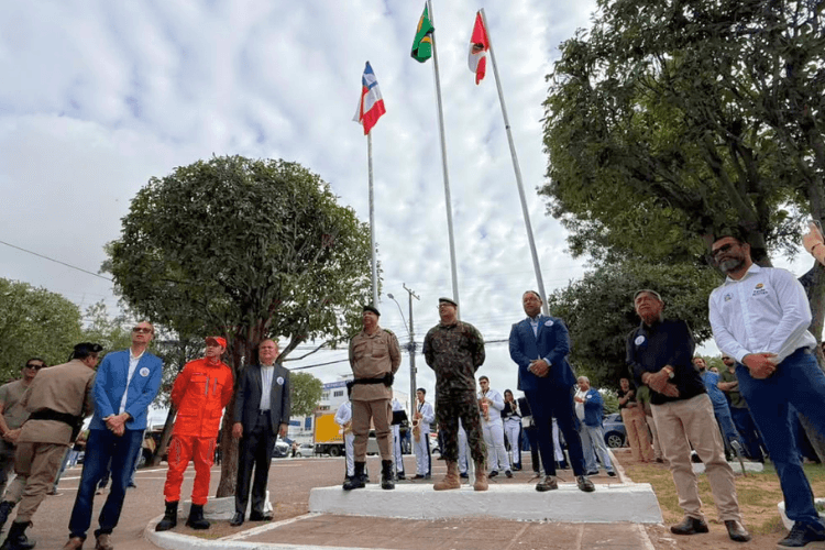 Cerimônia de hasteamento de bandeiras nas comemorações dos 68 anos de emancipação política de Paulo Afonso