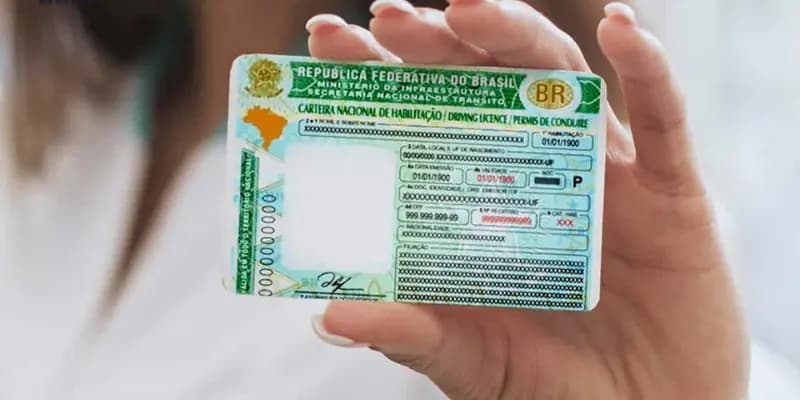 Autoescola com veículos estacionados e placa de Centro de Formação de Condutores