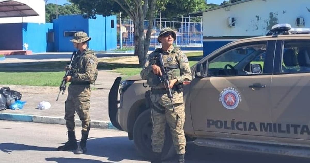 Viatura policial em bairro periférico da Bahia durante operação de segurança pública