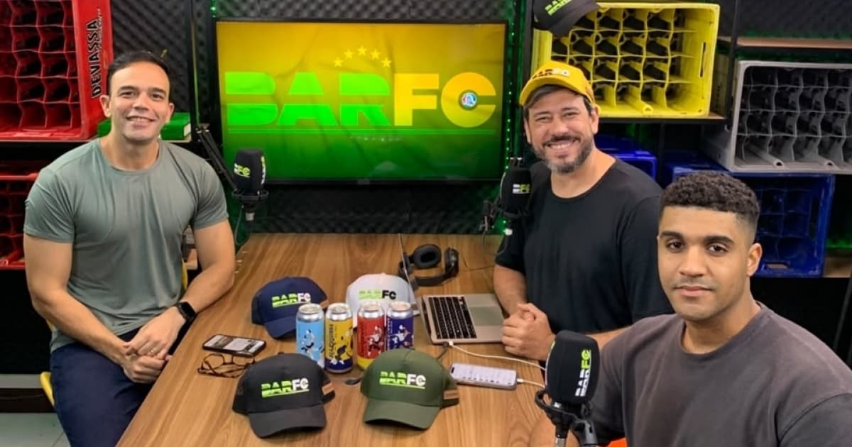 Microfone em estúdio de transmissão esportiva ao vivo no YouTube