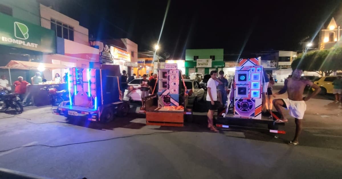 Policiais militares da Bahia em abordagem a veículo durante a Operação Paredão