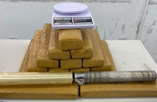 Policiais militares do 5º BPM com material apreendido em Nossa Senhora do Socorro