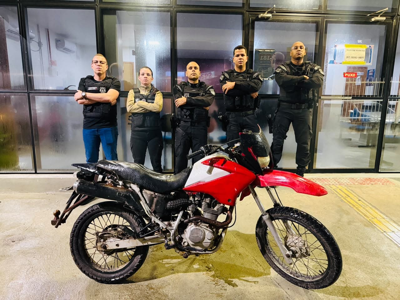 Policial militar do PELOPES ao lado de motocicleta apreendida em Delmiro Gouveia, Alagoas