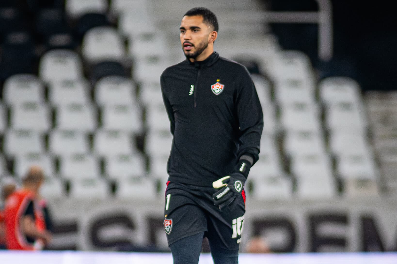Goleiro Lucas Arcanjo com a camisa do Esporte Clube Vitória durante partida do Brasileirão 2026