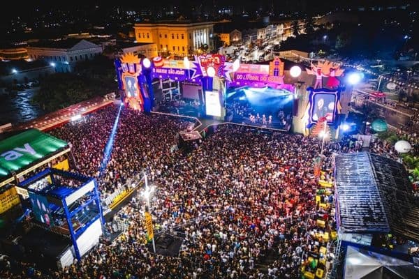Palco do São João Massayó 2026 no Polo Jaraguá, em Maceió, com público reunido para os shows juninos