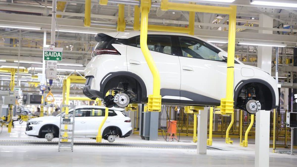 Linha de produção da fábrica da BYD em Camaçari, na Bahia