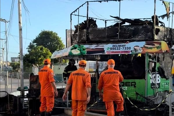 Quiosque de revistas destruído por incêndio na Praça Manoel André em Arapiraca (AL)