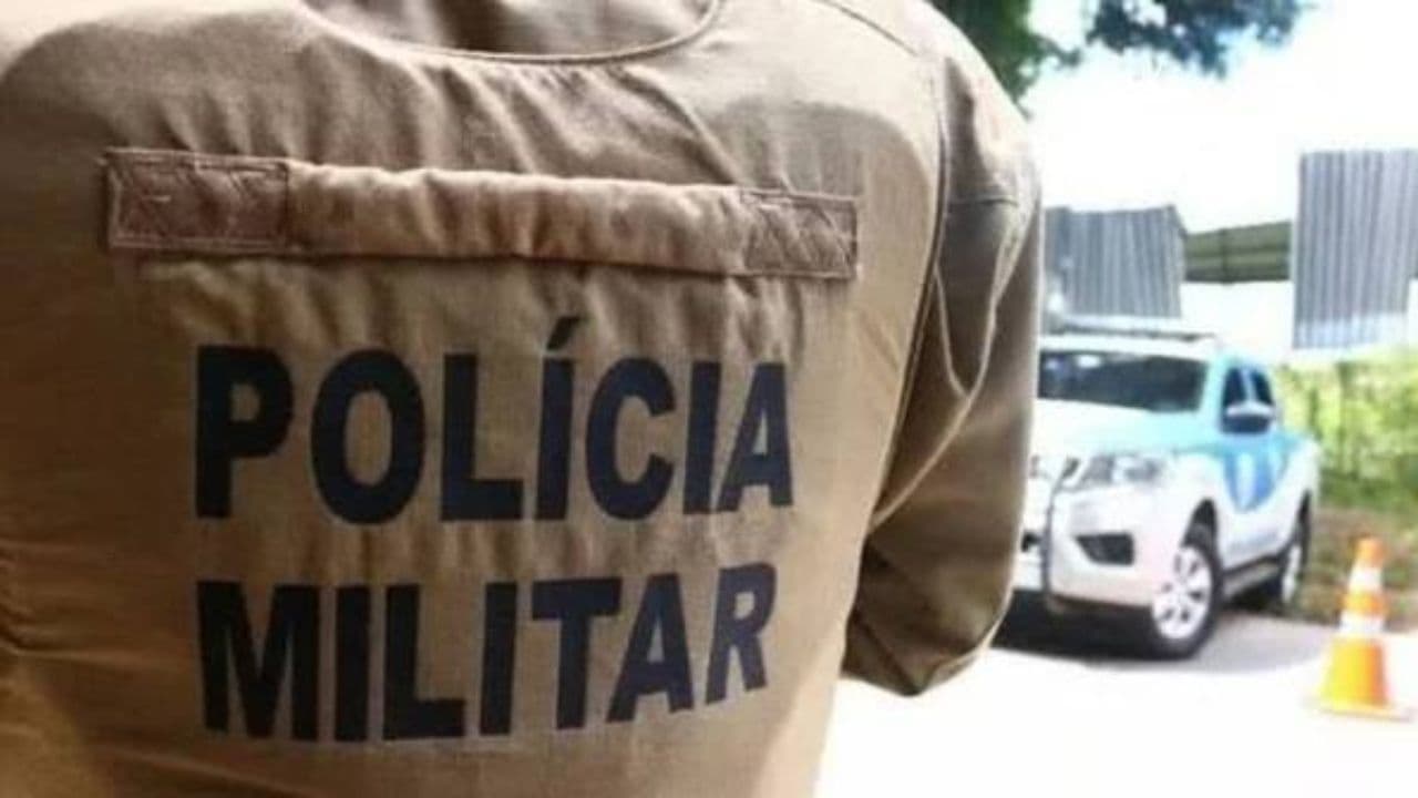 Policiais civis e militares durante operação de combate a roubos na orla da Barra, em Salvador
