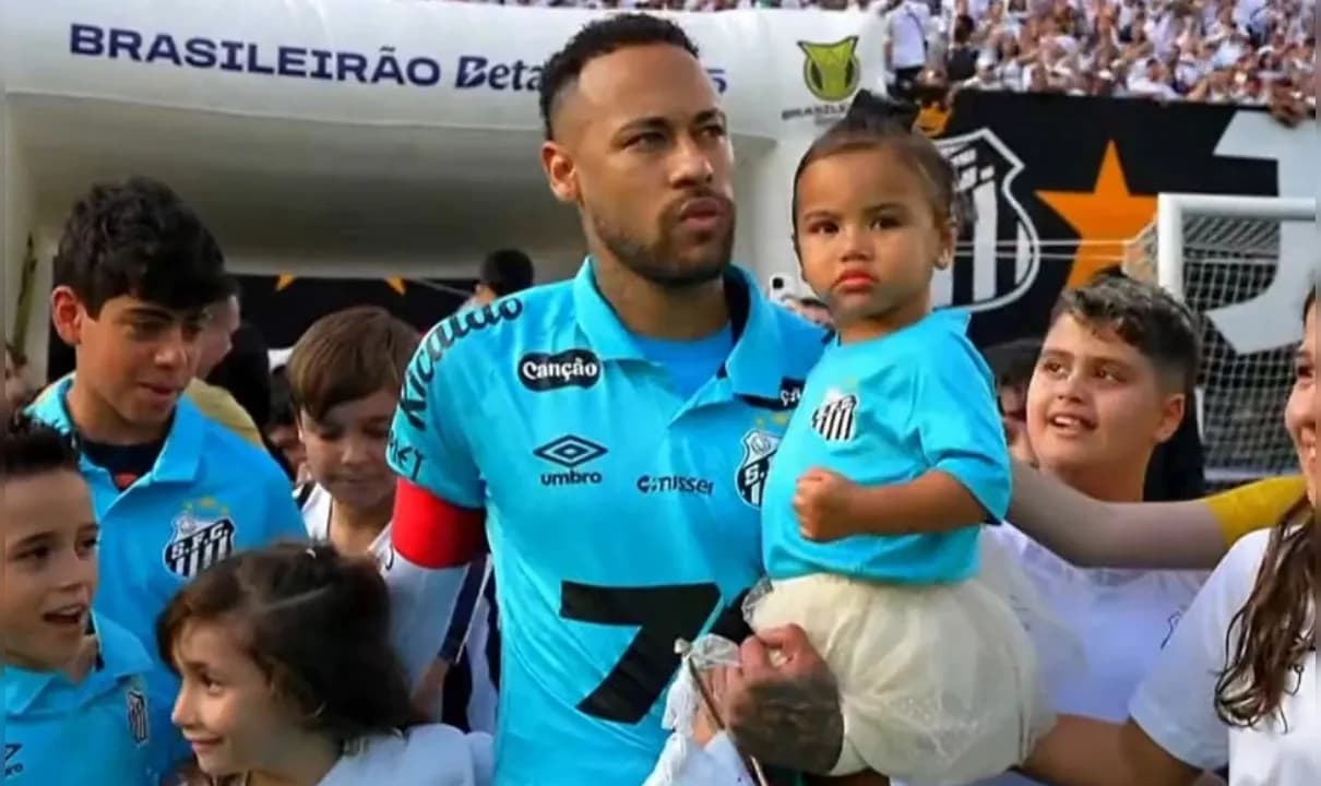 Jogador carregou Mavie no colo antes de iniciar a partida contra o Botafogo neste.