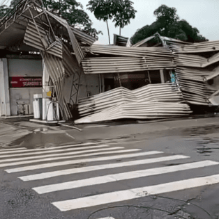 Estrutura de posto de combustíveis colapsada próxima ao Estádio Rei Pelé em Maceió