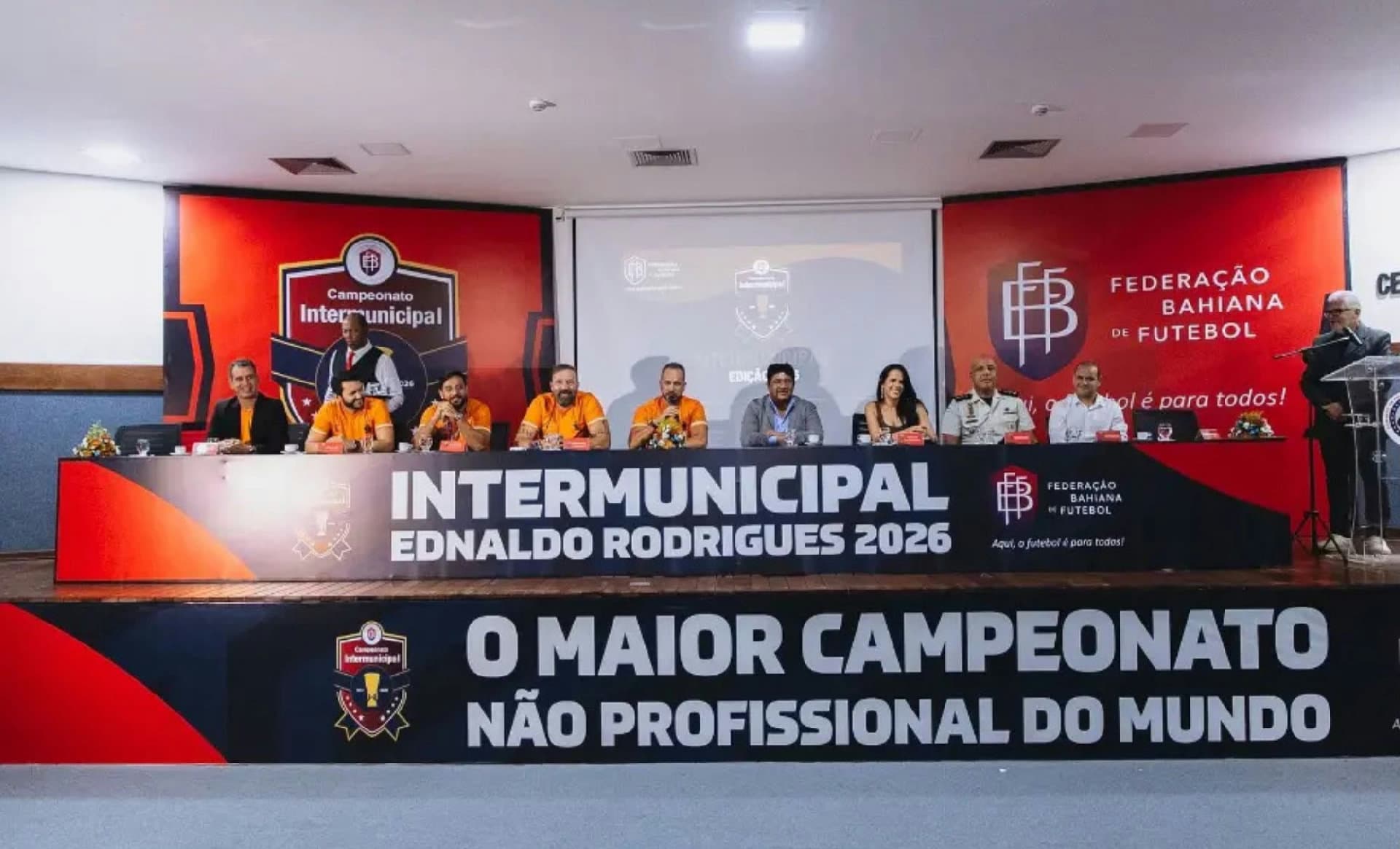 Torcedores acompanham jogo do Campeonato Intermunicipal de futebol amador na Bahia