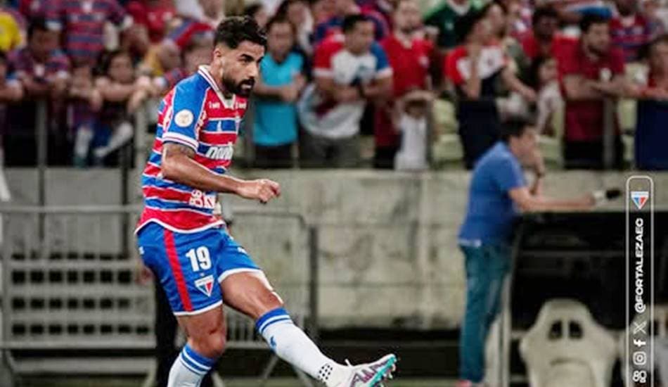 Zagueiro Emanuel Brítez em partida pelo Fortaleza Esporte Clube