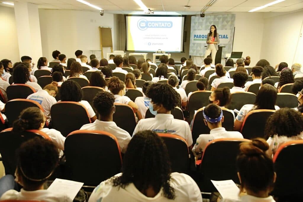 Jovens participantes do Projeto Jovem Aprendiz Empreendedor em Salvador