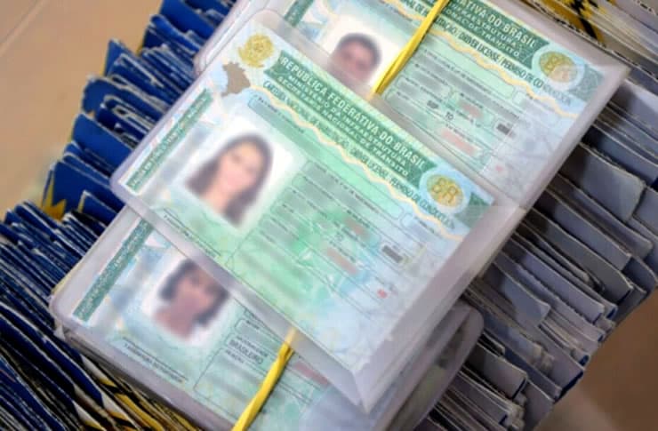 Pessoa segurando a Carteira Nacional de Habilitação (CNH) no Brasil