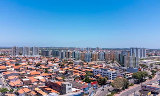 Céu azul com poucas nuvens sobre paisagem do Sertão nordestino em dia de calor