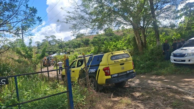 Policiais militares acompanham operação de reintegração de posse na Fazenda Riachão do Casado, em Rio Largo (AL)