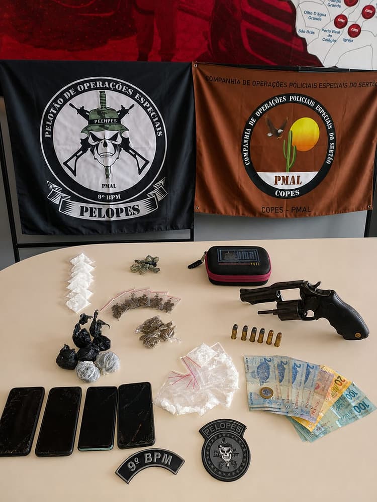 Policiais militares com material apreendido em operação contra o tráfico em Delmiro Gouveia (AL)