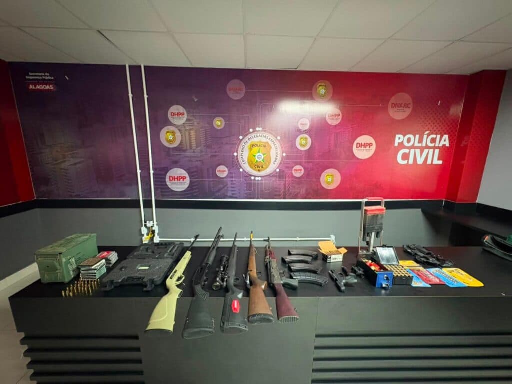 Arsenal de armas apreendido pela Polícia Civil de Alagoas durante a Operação Braddock no bairro do Farol, em Maceió