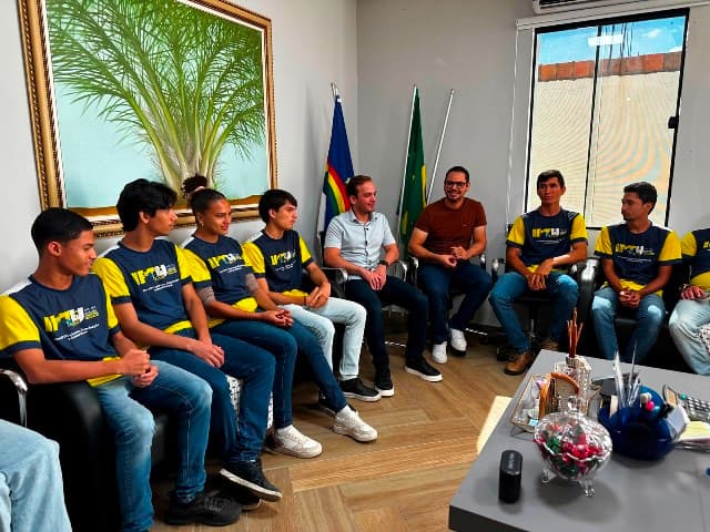 Estudantes com pranchetas fazendo levantamento de campo em área urbana