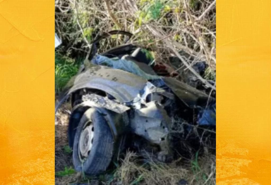 Carro destruído após colisão frontal com caminhão-baú na BR-324, entre Tanquinho e Santa Bárbara, Bahia