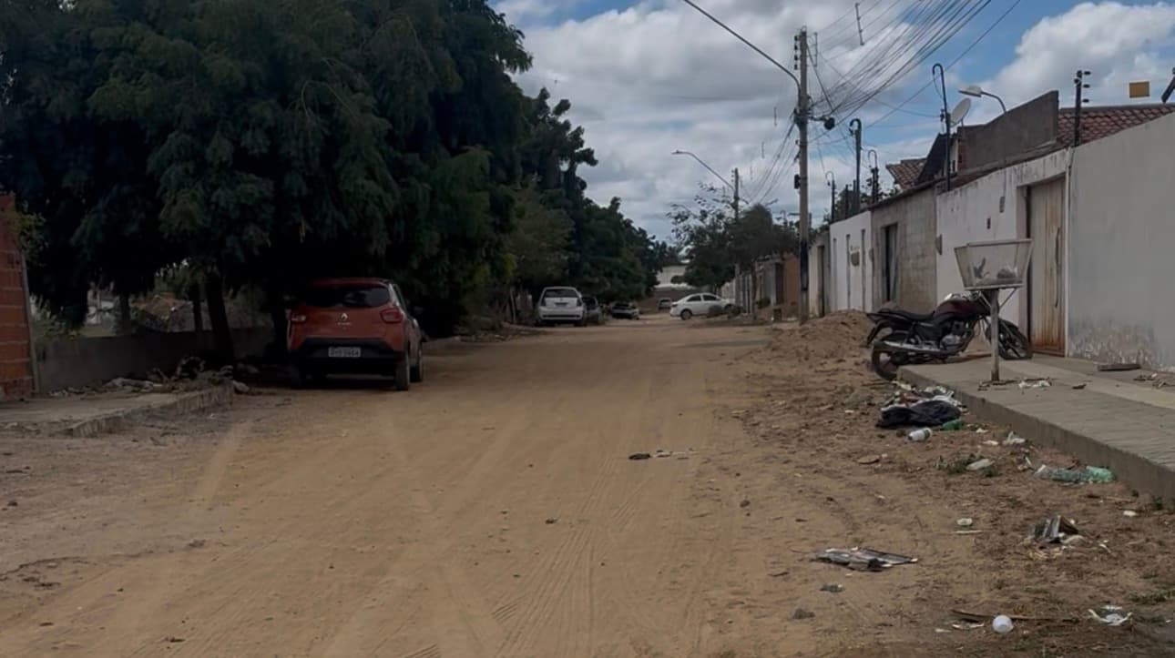 Rua sem pavimentação em bairro periférico de Petrolina (PE)