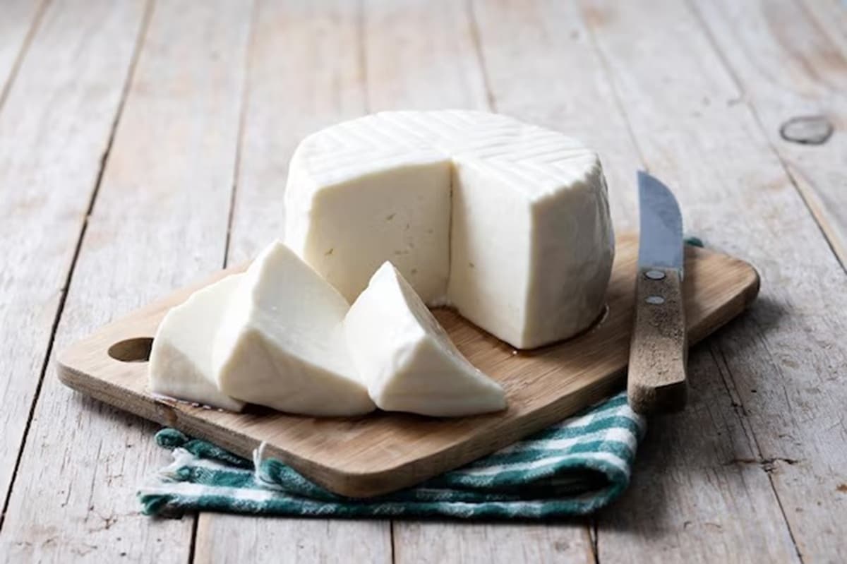 Produtos suspensos pela Anvisa: queijo artesanal e molho pesto em prateleira de supermercado