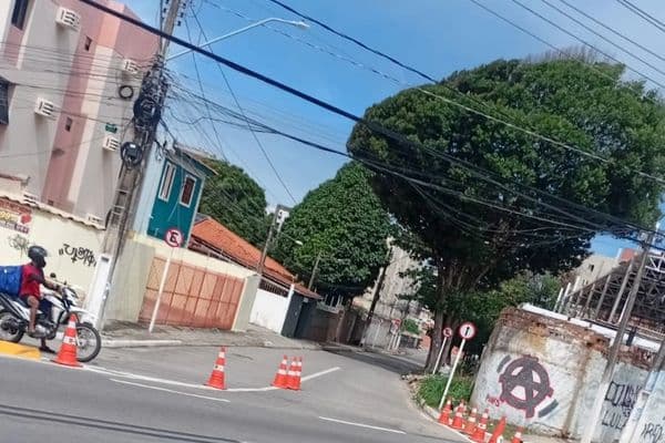 Avenida Comendador Gustavo Paiva em Cruz das Almas, Maceió, com novo fluxo de trânsito sentido Centro
