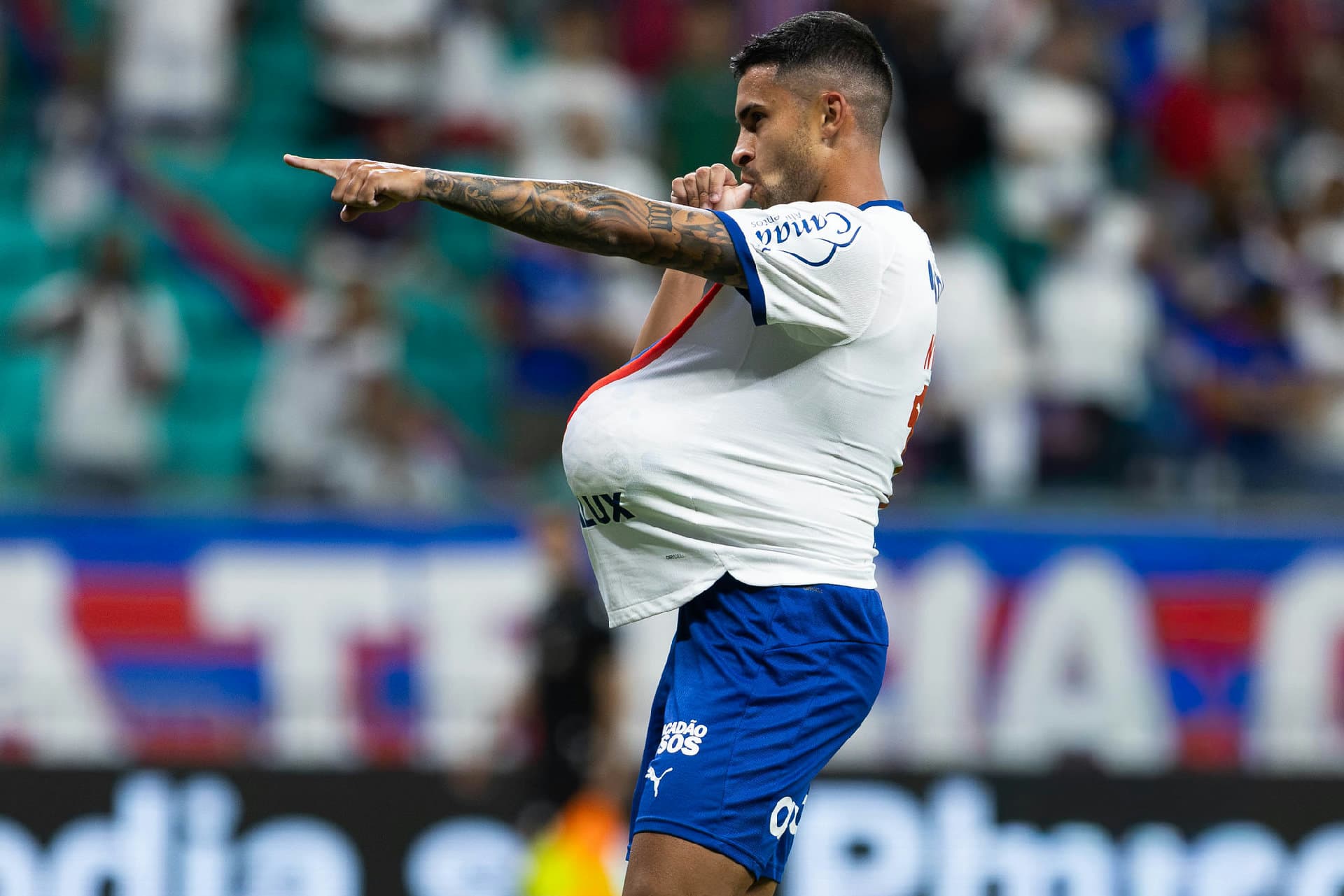 Rodrigo Nestor comemorando gol de pênalti pelo Bahia contra a Chapecoense na Arena Fonte Nova