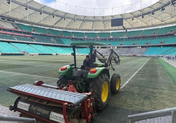 Vista do gramado da Arena Fonte Nova durante trabalhos de manutenção