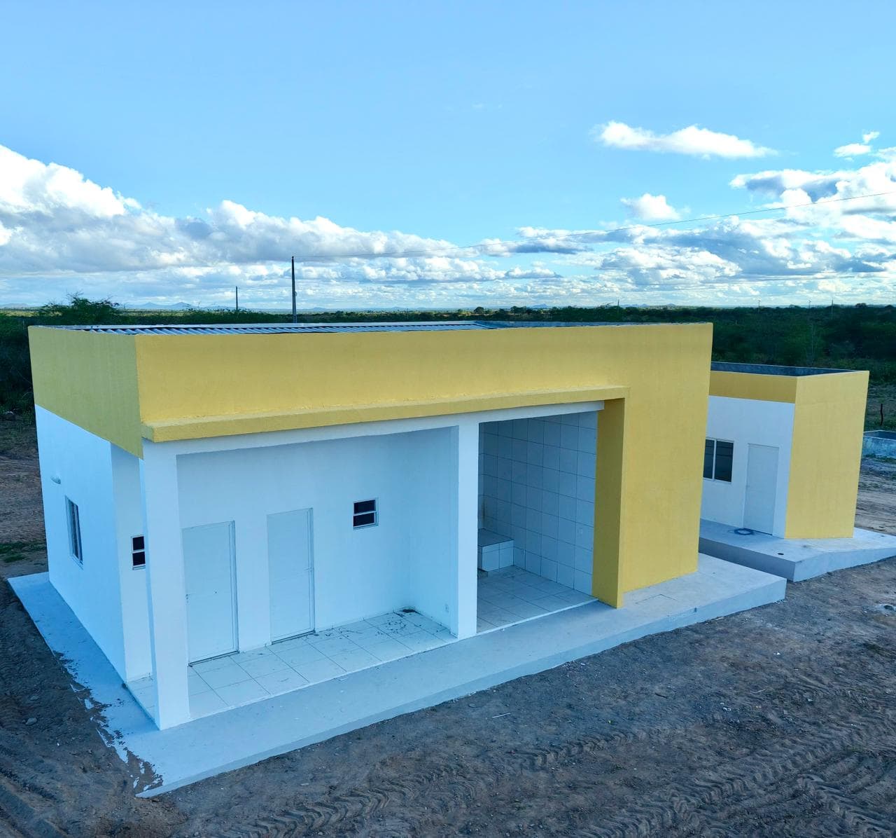 Estrutura de uma Casa do Mel com equipamentos para processamento de mel no sertão alagoano