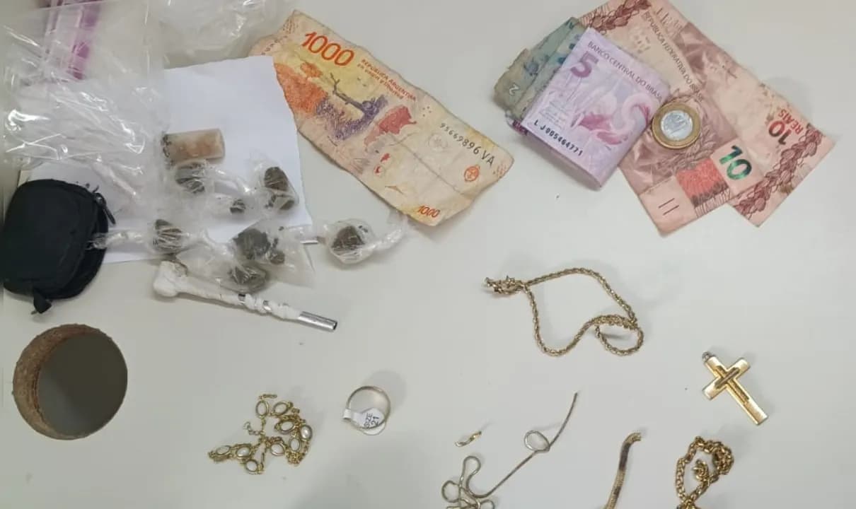 Suspeito foi capturado com pedras de crack, dinheiro, moedas argentinas e mais. Divulgação/ SSP-BA